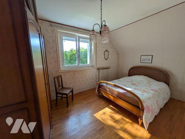 Quimperlé, haute ville, maison proche de toutes commodités, composée comme suit:
- Rez-de-chau...