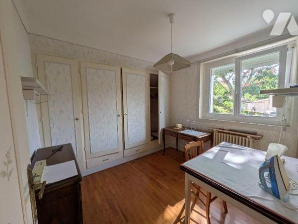 Quimperlé, haute ville, maison proche de toutes commodités, composée comme suit:
- Rez-de-chau...