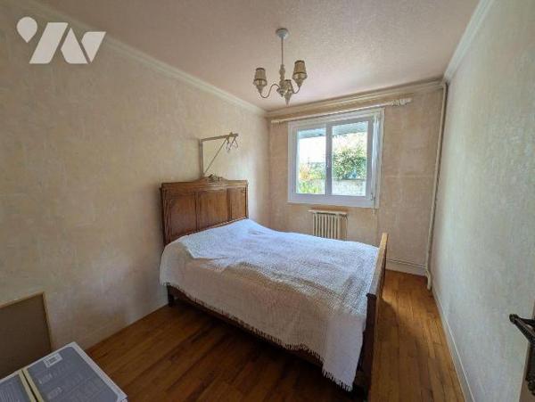 Quimperlé, haute ville, maison proche de toutes commodités, composée comme suit:
- Rez-de-chau...