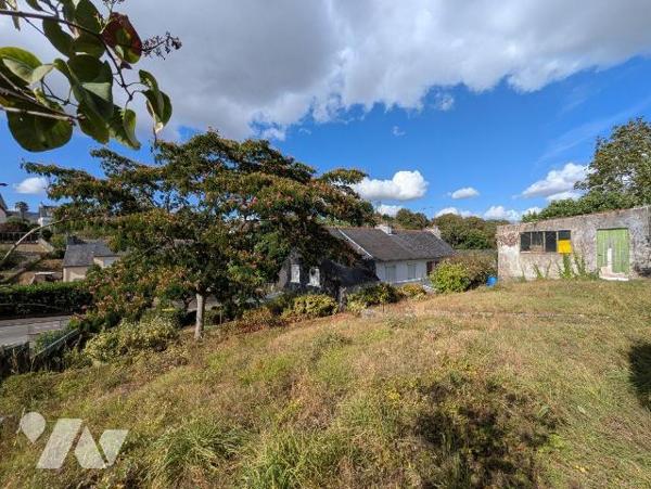 Quimperlé, haute ville, maison proche de toutes commodités, composée comme suit:
- Rez-de-chau...
