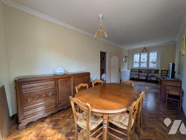 Quimperlé, haute ville, maison proche de toutes commodités, composée comme suit:
- Rez-de-chau...