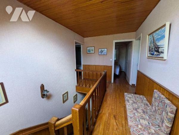 Quimperlé, haute ville, maison proche de toutes commodités, composée comme suit:
- Rez-de-chau...