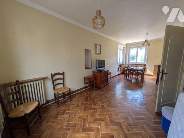 Quimperlé, haute ville, maison proche de toutes commodités, composée comme suit:
- Rez-de-chau...
