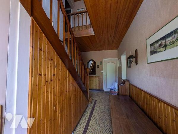 Quimperlé, haute ville, maison proche de toutes commodités, composée comme suit:
- Rez-de-chau...