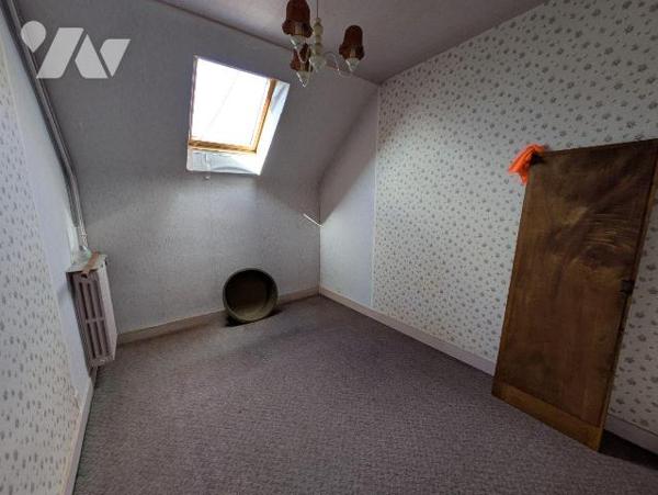 Quimperlé, haute ville, maison proche de toutes commodités, composée comme suit:
- Rez-de-chau...