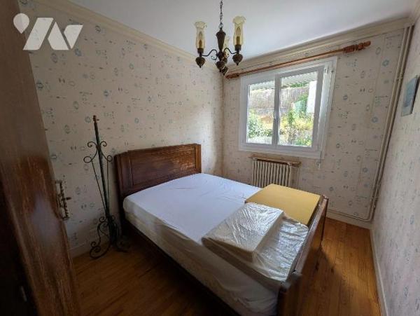 Quimperlé, haute ville, maison proche de toutes commodités, composée comme suit:
- Rez-de-chau...