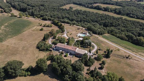 Magnifique emplacement pour ce domaine avec 5 maisons Montreal