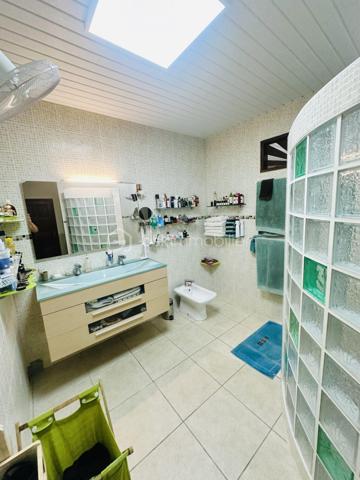 Maison T5 de plain-pied de 177m2 environ située à Rémire-Montjoly comprenant : une cuisine équipée ouverte sur un grand espace de vie de plus de 71m2, une buanderie, 3 chambres climatisées d'environ 15m2 chacune, une salle d'eau, un wc séparé et une suite parentale climatisée de 42m2 environ incluant un dressing ainsi q'une salle d'eau avec un wc séparé. Terrasses de près de 80m2 avec vue dégagée.
Le tout sur un terrain arboré, entièrement clôturé et piscinable de 1 083m3.