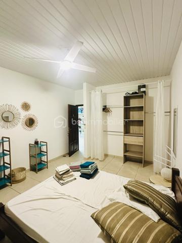 Maison T5 de plain-pied de 177m2 environ située à Rémire-Montjoly comprenant : une cuisine équipée ouverte sur un grand espace de vie de plus de 71m2, une buanderie, 3 chambres climatisées d'environ 15m2 chacune, une salle d'eau, un wc séparé et une suite parentale climatisée de 42m2 environ incluant un dressing ainsi q'une salle d'eau avec un wc séparé. Terrasses de près de 80m2 avec vue dégagée.
Le tout sur un terrain arboré, entièrement clôturé et piscinable de 1 083m3.