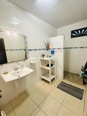 Maison T5 de plain-pied de 177m2 environ située à Rémire-Montjoly comprenant : une cuisine équipée ouverte sur un grand espace de vie de plus de 71m2, une buanderie, 3 chambres climatisées d'environ 15m2 chacune, une salle d'eau, un wc séparé et une suite parentale climatisée de 42m2 environ incluant un dressing ainsi q'une salle d'eau avec un wc séparé. Terrasses de près de 80m2 avec vue dégagée.
Le tout sur un terrain arboré, entièrement clôturé et piscinable de 1 083m3.