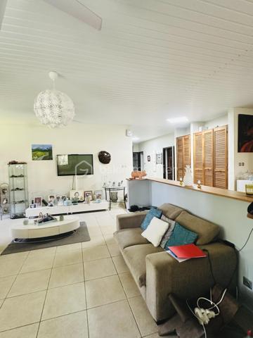 Maison T5 de plain-pied de 177m2 environ située à Rémire-Montjoly comprenant : une cuisine équipée ouverte sur un grand espace de vie de plus de 71m2, une buanderie, 3 chambres climatisées d'environ 15m2 chacune, une salle d'eau, un wc séparé et une suite parentale climatisée de 42m2 environ incluant un dressing ainsi q'une salle d'eau avec un wc séparé. Terrasses de près de 80m2 avec vue dégagée.
Le tout sur un terrain arboré, entièrement clôturé et piscinable de 1 083m3.