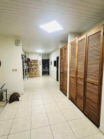Maison T5 de plain-pied de 177m2 environ située à Rémire-Montjoly comprenant : une cuisine équipée ouverte sur un grand espace de vie de plus de 71m2, une buanderie, 3 chambres climatisées d'environ 15m2 chacune, une salle d'eau, un wc séparé et une suite parentale climatisée de 42m2 environ incluant un dressing ainsi q'une salle d'eau avec un wc séparé. Terrasses de près de 80m2 avec vue dégagée.
Le tout sur un terrain arboré, entièrement clôturé et piscinable de 1 083m3.