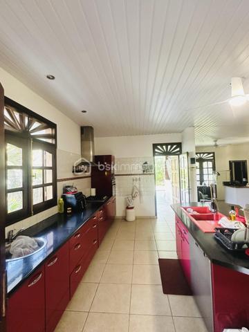 Maison T5 de plain-pied de 177m2 environ située à Rémire-Montjoly comprenant : une cuisine équipée ouverte sur un grand espace de vie de plus de 71m2, une buanderie, 3 chambres climatisées d'environ 15m2 chacune, une salle d'eau, un wc séparé et une suite parentale climatisée de 42m2 environ incluant un dressing ainsi q'une salle d'eau avec un wc séparé. Terrasses de près de 80m2 avec vue dégagée.
Le tout sur un terrain arboré, entièrement clôturé et piscinable de 1 083m3.