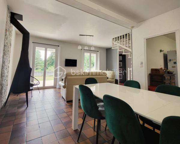 MAISON EN TRÈS BON ÉTAT – 5 CHAMBRES – TERRAIN DE 2250 M² – PISCINE – PANNEAUX SOLAIRES.

📍 Situation idéale entre Pau, Tarbes et Vic-en-Bigorre, à seulement 5 km de Ger et 15 km de Soumoulou.
Nichée dans un environnement calme et verdoyant, cette maison de 160 m² habitables offre un cadre de vie privilégié pour une famille à la recherche d'espace, de confort et de tranquillité.
Implantée sur une belle parcelle de 2250 m², elle séduira également les personnes souhaitant développer une activité professionnelle à domicile ou accueillir une grande famille dans les meilleures conditions.
👉 Un bien polyvalent qui s'adapte à différents projets de vie.

🏡 LA MAISON
Vous bénéficiez de plain-pied de :
• Cuisine indépendante
• Salle à manger
• Salon lumineux
• 2 chambres
• Bureau
• Salle d'eau
• WC séparé

🌞Une extension baignée de lumière vient compléter ce niveau et offre de nombreuses possibilités :
• Grande salle de réception familiale
• Salle de jeux
• Espace de loisirs
• Activité professionnelle ou libérale

À l'étage :
• 2 grandes chambres climatisées avec dressings
• Salle d'eau
• Salon détente ou salle de jeux

⭐ Une maison fonctionnelle et parfaitement adaptée à la vie de famille.

🚗 ESPACES ET FONCTIONNALITÉS
• Grand garage
• Parking pouvant accueillir jusqu'à 6 véhicules
• Deux terrasses pour profiter des beaux jours
• Piscine hors-sol
• Nombreux espaces de rangement
= Une propriété offrant confort, praticité et possibilités d'évolution selon vos besoins.

🌳 UN CADRE PRIVILÉGIÉ
• Terrain plat de 2250 m²
• Environnement calme
• Exposition plein sud
• Cadre verdoyant et agréable

📍À proximité immédiate :
• Écoles primaires et secondaires
• Ramassage scolaire en bout de rue
• Commerces et services accessibles rapidement.
= Le parfait équilibre entre campagne et commodités.

⚙️ CARACTÉRISTIQUES TECHNIQUES
• Maison en très bon état général
• Double vitrage sur l'ensemble de la maison
• Exposition plein sud
• Panneaux solaires produisant environ 2 kW
• Chauffe-eau thermodynamique
• Poêle à bois
• Climatisation à l'étage
= Des équipements performants permettant de maîtriser les dépenses énergétiques tout au long de l'année.

⭐ CE QUI REND CE BIEN UNIQUE
Cette propriété réunit plusieurs atouts rarement réunis :
✔ Une grande surface habitable adaptée aux familles nombreuses
✔ Un espace professionnel déjà disponible sans travaux importants
✔ Un emplacement stratégique entre Pau, Tarbes et Vic-en-Bigorre
✔ Un terrain généreux au calme
✔ Des équipements énergétiques modernes réduisant les coûts de fonctionnement
= Elle conviendra parfaitement à une famille, à une assistante maternelle, à une profession libérale ou à toute personne recherchant un lieu de vie spacieux et évolutif.

👉 UNE OPPORTUNITÉ À DÉCOUVRIR SANS TARDER
Une maison chaleureuse, économique et polyvalente où chacun pourra concrétiser son projet de vie.

Contactez-nous dès maintenant pour organiser votre visite et découvrir tout son potentiel.
Plus d’informations : 06 41 46 70 80  de 9H30 à 20H20 7/7,