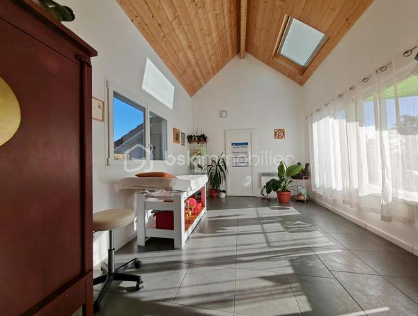 MAISON EN TRÈS BON ÉTAT – 5 CHAMBRES – TERRAIN DE 2250 M² – PISCINE – PANNEAUX SOLAIRES.

📍 Situation idéale entre Pau, Tarbes et Vic-en-Bigorre, à seulement 5 km de Ger et 15 km de Soumoulou.
Nichée dans un environnement calme et verdoyant, cette maison de 160 m² habitables offre un cadre de vie privilégié pour une famille à la recherche d'espace, de confort et de tranquillité.
Implantée sur une belle parcelle de 2250 m², elle séduira également les personnes souhaitant développer une activité professionnelle à domicile ou accueillir une grande famille dans les meilleures conditions.
👉 Un bien polyvalent qui s'adapte à différents projets de vie.

🏡 LA MAISON
Vous bénéficiez de plain-pied de :
• Cuisine indépendante
• Salle à manger
• Salon lumineux
• 2 chambres
• Bureau
• Salle d'eau
• WC séparé

🌞Une extension baignée de lumière vient compléter ce niveau et offre de nombreuses possibilités :
• Grande salle de réception familiale
• Salle de jeux
• Espace de loisirs
• Activité professionnelle ou libérale

À l'étage :
• 2 grandes chambres climatisées avec dressings
• Salle d'eau
• Salon détente ou salle de jeux

⭐ Une maison fonctionnelle et parfaitement adaptée à la vie de famille.

🚗 ESPACES ET FONCTIONNALITÉS
• Grand garage
• Parking pouvant accueillir jusqu'à 6 véhicules
• Deux terrasses pour profiter des beaux jours
• Piscine hors-sol
• Nombreux espaces de rangement
= Une propriété offrant confort, praticité et possibilités d'évolution selon vos besoins.

🌳 UN CADRE PRIVILÉGIÉ
• Terrain plat de 2250 m²
• Environnement calme
• Exposition plein sud
• Cadre verdoyant et agréable

📍À proximité immédiate :
• Écoles primaires et secondaires
• Ramassage scolaire en bout de rue
• Commerces et services accessibles rapidement.
= Le parfait équilibre entre campagne et commodités.

⚙️ CARACTÉRISTIQUES TECHNIQUES
• Maison en très bon état général
• Double vitrage sur l'ensemble de la maison
• Exposition plein sud
• Panneaux solaires produisant environ 2 kW
• Chauffe-eau thermodynamique
• Poêle à bois
• Climatisation à l'étage
= Des équipements performants permettant de maîtriser les dépenses énergétiques tout au long de l'année.

⭐ CE QUI REND CE BIEN UNIQUE
Cette propriété réunit plusieurs atouts rarement réunis :
✔ Une grande surface habitable adaptée aux familles nombreuses
✔ Un espace professionnel déjà disponible sans travaux importants
✔ Un emplacement stratégique entre Pau, Tarbes et Vic-en-Bigorre
✔ Un terrain généreux au calme
✔ Des équipements énergétiques modernes réduisant les coûts de fonctionnement
= Elle conviendra parfaitement à une famille, à une assistante maternelle, à une profession libérale ou à toute personne recherchant un lieu de vie spacieux et évolutif.

👉 UNE OPPORTUNITÉ À DÉCOUVRIR SANS TARDER
Une maison chaleureuse, économique et polyvalente où chacun pourra concrétiser son projet de vie.

Contactez-nous dès maintenant pour organiser votre visite et découvrir tout son potentiel.
Plus d’informations : 06 41 46 70 80  de 9H30 à 20H20 7/7,