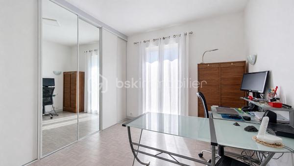 MAISON EN TRÈS BON ÉTAT – 5 CHAMBRES – TERRAIN DE 2250 M² – PISCINE – PANNEAUX SOLAIRES.

📍 Situation idéale entre Pau, Tarbes et Vic-en-Bigorre, à seulement 5 km de Ger et 15 km de Soumoulou.
Nichée dans un environnement calme et verdoyant, cette maison de 160 m² habitables offre un cadre de vie privilégié pour une famille à la recherche d'espace, de confort et de tranquillité.
Implantée sur une belle parcelle de 2250 m², elle séduira également les personnes souhaitant développer une activité professionnelle à domicile ou accueillir une grande famille dans les meilleures conditions.
👉 Un bien polyvalent qui s'adapte à différents projets de vie.

🏡 LA MAISON
Vous bénéficiez de plain-pied de :
• Cuisine indépendante
• Salle à manger
• Salon lumineux
• 2 chambres
• Bureau
• Salle d'eau
• WC séparé

🌞Une extension baignée de lumière vient compléter ce niveau et offre de nombreuses possibilités :
• Grande salle de réception familiale
• Salle de jeux
• Espace de loisirs
• Activité professionnelle ou libérale

À l'étage :
• 2 grandes chambres climatisées avec dressings
• Salle d'eau
• Salon détente ou salle de jeux

⭐ Une maison fonctionnelle et parfaitement adaptée à la vie de famille.

🚗 ESPACES ET FONCTIONNALITÉS
• Grand garage
• Parking pouvant accueillir jusqu'à 6 véhicules
• Deux terrasses pour profiter des beaux jours
• Piscine hors-sol
• Nombreux espaces de rangement
= Une propriété offrant confort, praticité et possibilités d'évolution selon vos besoins.

🌳 UN CADRE PRIVILÉGIÉ
• Terrain plat de 2250 m²
• Environnement calme
• Exposition plein sud
• Cadre verdoyant et agréable

📍À proximité immédiate :
• Écoles primaires et secondaires
• Ramassage scolaire en bout de rue
• Commerces et services accessibles rapidement.
= Le parfait équilibre entre campagne et commodités.

⚙️ CARACTÉRISTIQUES TECHNIQUES
• Maison en très bon état général
• Double vitrage sur l'ensemble de la maison
• Exposition plein sud
• Panneaux solaires produisant environ 2 kW
• Chauffe-eau thermodynamique
• Poêle à bois
• Climatisation à l'étage
= Des équipements performants permettant de maîtriser les dépenses énergétiques tout au long de l'année.

⭐ CE QUI REND CE BIEN UNIQUE
Cette propriété réunit plusieurs atouts rarement réunis :
✔ Une grande surface habitable adaptée aux familles nombreuses
✔ Un espace professionnel déjà disponible sans travaux importants
✔ Un emplacement stratégique entre Pau, Tarbes et Vic-en-Bigorre
✔ Un terrain généreux au calme
✔ Des équipements énergétiques modernes réduisant les coûts de fonctionnement
= Elle conviendra parfaitement à une famille, à une assistante maternelle, à une profession libérale ou à toute personne recherchant un lieu de vie spacieux et évolutif.

👉 UNE OPPORTUNITÉ À DÉCOUVRIR SANS TARDER
Une maison chaleureuse, économique et polyvalente où chacun pourra concrétiser son projet de vie.

Contactez-nous dès maintenant pour organiser votre visite et découvrir tout son potentiel.
Plus d’informations : 06 41 46 70 80  de 9H30 à 20H20 7/7,