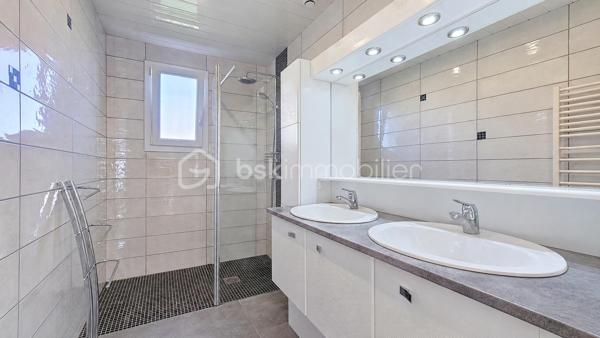 MAISON EN TRÈS BON ÉTAT – 5 CHAMBRES – TERRAIN DE 2250 M² – PISCINE – PANNEAUX SOLAIRES.

📍 Situation idéale entre Pau, Tarbes et Vic-en-Bigorre, à seulement 5 km de Ger et 15 km de Soumoulou.
Nichée dans un environnement calme et verdoyant, cette maison de 160 m² habitables offre un cadre de vie privilégié pour une famille à la recherche d'espace, de confort et de tranquillité.
Implantée sur une belle parcelle de 2250 m², elle séduira également les personnes souhaitant développer une activité professionnelle à domicile ou accueillir une grande famille dans les meilleures conditions.
👉 Un bien polyvalent qui s'adapte à différents projets de vie.

🏡 LA MAISON
Vous bénéficiez de plain-pied de :
• Cuisine indépendante
• Salle à manger
• Salon lumineux
• 2 chambres
• Bureau
• Salle d'eau
• WC séparé

🌞Une extension baignée de lumière vient compléter ce niveau et offre de nombreuses possibilités :
• Grande salle de réception familiale
• Salle de jeux
• Espace de loisirs
• Activité professionnelle ou libérale

À l'étage :
• 2 grandes chambres climatisées avec dressings
• Salle d'eau
• Salon détente ou salle de jeux

⭐ Une maison fonctionnelle et parfaitement adaptée à la vie de famille.

🚗 ESPACES ET FONCTIONNALITÉS
• Grand garage
• Parking pouvant accueillir jusqu'à 6 véhicules
• Deux terrasses pour profiter des beaux jours
• Piscine hors-sol
• Nombreux espaces de rangement
= Une propriété offrant confort, praticité et possibilités d'évolution selon vos besoins.

🌳 UN CADRE PRIVILÉGIÉ
• Terrain plat de 2250 m²
• Environnement calme
• Exposition plein sud
• Cadre verdoyant et agréable

📍À proximité immédiate :
• Écoles primaires et secondaires
• Ramassage scolaire en bout de rue
• Commerces et services accessibles rapidement.
= Le parfait équilibre entre campagne et commodités.

⚙️ CARACTÉRISTIQUES TECHNIQUES
• Maison en très bon état général
• Double vitrage sur l'ensemble de la maison
• Exposition plein sud
• Panneaux solaires produisant environ 2 kW
• Chauffe-eau thermodynamique
• Poêle à bois
• Climatisation à l'étage
= Des équipements performants permettant de maîtriser les dépenses énergétiques tout au long de l'année.

⭐ CE QUI REND CE BIEN UNIQUE
Cette propriété réunit plusieurs atouts rarement réunis :
✔ Une grande surface habitable adaptée aux familles nombreuses
✔ Un espace professionnel déjà disponible sans travaux importants
✔ Un emplacement stratégique entre Pau, Tarbes et Vic-en-Bigorre
✔ Un terrain généreux au calme
✔ Des équipements énergétiques modernes réduisant les coûts de fonctionnement
= Elle conviendra parfaitement à une famille, à une assistante maternelle, à une profession libérale ou à toute personne recherchant un lieu de vie spacieux et évolutif.

👉 UNE OPPORTUNITÉ À DÉCOUVRIR SANS TARDER
Une maison chaleureuse, économique et polyvalente où chacun pourra concrétiser son projet de vie.

Contactez-nous dès maintenant pour organiser votre visite et découvrir tout son potentiel.
Plus d’informations : 06 41 46 70 80  de 9H30 à 20H20 7/7,