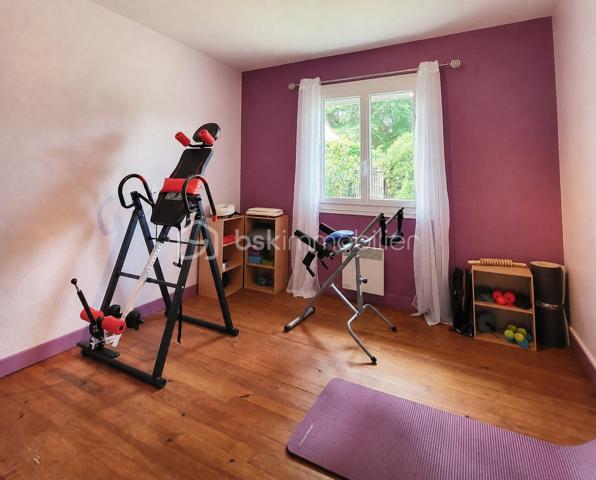 MAISON EN TRÈS BON ÉTAT – 5 CHAMBRES – TERRAIN DE 2250 M² – PISCINE – PANNEAUX SOLAIRES.

📍 Situation idéale entre Pau, Tarbes et Vic-en-Bigorre, à seulement 5 km de Ger et 15 km de Soumoulou.
Nichée dans un environnement calme et verdoyant, cette maison de 160 m² habitables offre un cadre de vie privilégié pour une famille à la recherche d'espace, de confort et de tranquillité.
Implantée sur une belle parcelle de 2250 m², elle séduira également les personnes souhaitant développer une activité professionnelle à domicile ou accueillir une grande famille dans les meilleures conditions.
👉 Un bien polyvalent qui s'adapte à différents projets de vie.

🏡 LA MAISON
Vous bénéficiez de plain-pied de :
• Cuisine indépendante
• Salle à manger
• Salon lumineux
• 2 chambres
• Bureau
• Salle d'eau
• WC séparé

🌞Une extension baignée de lumière vient compléter ce niveau et offre de nombreuses possibilités :
• Grande salle de réception familiale
• Salle de jeux
• Espace de loisirs
• Activité professionnelle ou libérale

À l'étage :
• 2 grandes chambres climatisées avec dressings
• Salle d'eau
• Salon détente ou salle de jeux

⭐ Une maison fonctionnelle et parfaitement adaptée à la vie de famille.

🚗 ESPACES ET FONCTIONNALITÉS
• Grand garage
• Parking pouvant accueillir jusqu'à 6 véhicules
• Deux terrasses pour profiter des beaux jours
• Piscine hors-sol
• Nombreux espaces de rangement
= Une propriété offrant confort, praticité et possibilités d'évolution selon vos besoins.

🌳 UN CADRE PRIVILÉGIÉ
• Terrain plat de 2250 m²
• Environnement calme
• Exposition plein sud
• Cadre verdoyant et agréable

📍À proximité immédiate :
• Écoles primaires et secondaires
• Ramassage scolaire en bout de rue
• Commerces et services accessibles rapidement.
= Le parfait équilibre entre campagne et commodités.

⚙️ CARACTÉRISTIQUES TECHNIQUES
• Maison en très bon état général
• Double vitrage sur l'ensemble de la maison
• Exposition plein sud
• Panneaux solaires produisant environ 2 kW
• Chauffe-eau thermodynamique
• Poêle à bois
• Climatisation à l'étage
= Des équipements performants permettant de maîtriser les dépenses énergétiques tout au long de l'année.

⭐ CE QUI REND CE BIEN UNIQUE
Cette propriété réunit plusieurs atouts rarement réunis :
✔ Une grande surface habitable adaptée aux familles nombreuses
✔ Un espace professionnel déjà disponible sans travaux importants
✔ Un emplacement stratégique entre Pau, Tarbes et Vic-en-Bigorre
✔ Un terrain généreux au calme
✔ Des équipements énergétiques modernes réduisant les coûts de fonctionnement
= Elle conviendra parfaitement à une famille, à une assistante maternelle, à une profession libérale ou à toute personne recherchant un lieu de vie spacieux et évolutif.

👉 UNE OPPORTUNITÉ À DÉCOUVRIR SANS TARDER
Une maison chaleureuse, économique et polyvalente où chacun pourra concrétiser son projet de vie.

Contactez-nous dès maintenant pour organiser votre visite et découvrir tout son potentiel.
Plus d’informations : 06 41 46 70 80  de 9H30 à 20H20 7/7,
