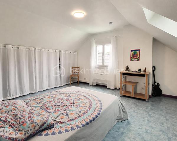 MAISON EN TRÈS BON ÉTAT – 5 CHAMBRES – TERRAIN DE 2250 M² – PISCINE – PANNEAUX SOLAIRES.

📍 Situation idéale entre Pau, Tarbes et Vic-en-Bigorre, à seulement 5 km de Ger et 15 km de Soumoulou.
Nichée dans un environnement calme et verdoyant, cette maison de 160 m² habitables offre un cadre de vie privilégié pour une famille à la recherche d'espace, de confort et de tranquillité.
Implantée sur une belle parcelle de 2250 m², elle séduira également les personnes souhaitant développer une activité professionnelle à domicile ou accueillir une grande famille dans les meilleures conditions.
👉 Un bien polyvalent qui s'adapte à différents projets de vie.

🏡 LA MAISON
Vous bénéficiez de plain-pied de :
• Cuisine indépendante
• Salle à manger
• Salon lumineux
• 2 chambres
• Bureau
• Salle d'eau
• WC séparé

🌞Une extension baignée de lumière vient compléter ce niveau et offre de nombreuses possibilités :
• Grande salle de réception familiale
• Salle de jeux
• Espace de loisirs
• Activité professionnelle ou libérale

À l'étage :
• 2 grandes chambres climatisées avec dressings
• Salle d'eau
• Salon détente ou salle de jeux

⭐ Une maison fonctionnelle et parfaitement adaptée à la vie de famille.

🚗 ESPACES ET FONCTIONNALITÉS
• Grand garage
• Parking pouvant accueillir jusqu'à 6 véhicules
• Deux terrasses pour profiter des beaux jours
• Piscine hors-sol
• Nombreux espaces de rangement
= Une propriété offrant confort, praticité et possibilités d'évolution selon vos besoins.

🌳 UN CADRE PRIVILÉGIÉ
• Terrain plat de 2250 m²
• Environnement calme
• Exposition plein sud
• Cadre verdoyant et agréable

📍À proximité immédiate :
• Écoles primaires et secondaires
• Ramassage scolaire en bout de rue
• Commerces et services accessibles rapidement.
= Le parfait équilibre entre campagne et commodités.

⚙️ CARACTÉRISTIQUES TECHNIQUES
• Maison en très bon état général
• Double vitrage sur l'ensemble de la maison
• Exposition plein sud
• Panneaux solaires produisant environ 2 kW
• Chauffe-eau thermodynamique
• Poêle à bois
• Climatisation à l'étage
= Des équipements performants permettant de maîtriser les dépenses énergétiques tout au long de l'année.

⭐ CE QUI REND CE BIEN UNIQUE
Cette propriété réunit plusieurs atouts rarement réunis :
✔ Une grande surface habitable adaptée aux familles nombreuses
✔ Un espace professionnel déjà disponible sans travaux importants
✔ Un emplacement stratégique entre Pau, Tarbes et Vic-en-Bigorre
✔ Un terrain généreux au calme
✔ Des équipements énergétiques modernes réduisant les coûts de fonctionnement
= Elle conviendra parfaitement à une famille, à une assistante maternelle, à une profession libérale ou à toute personne recherchant un lieu de vie spacieux et évolutif.

👉 UNE OPPORTUNITÉ À DÉCOUVRIR SANS TARDER
Une maison chaleureuse, économique et polyvalente où chacun pourra concrétiser son projet de vie.

Contactez-nous dès maintenant pour organiser votre visite et découvrir tout son potentiel.
Plus d’informations : 06 41 46 70 80  de 9H30 à 20H20 7/7,