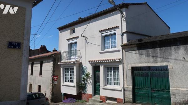 POUZAUGES CENTRE VILLE, GRANDE MAISON D'HABITATION DE 114 m² SUR SOUS-SOL COMPLET.