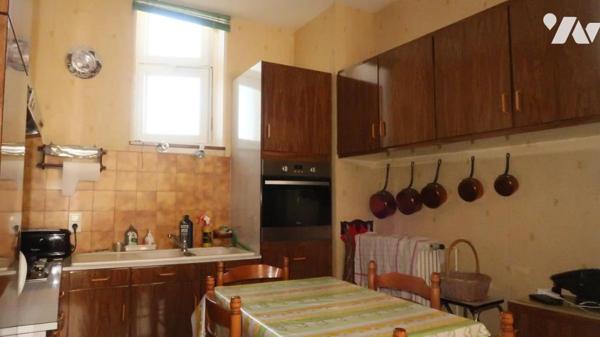 POUZAUGES CENTRE VILLE, GRANDE MAISON D'HABITATION DE 114 m² SUR SOUS-SOL COMPLET.