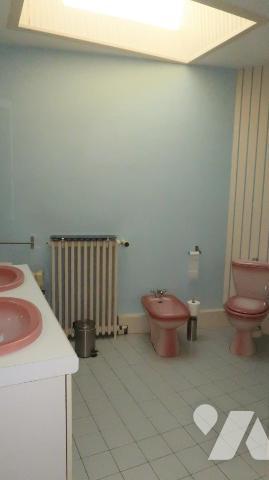 POUZAUGES CENTRE VILLE, GRANDE MAISON D'HABITATION DE 114 m² SUR SOUS-SOL COMPLET.