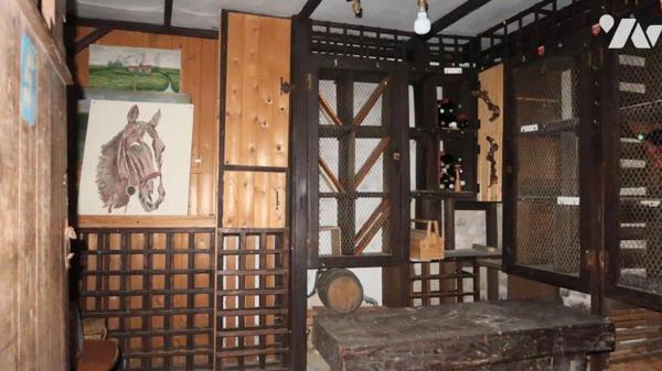 POUZAUGES CENTRE VILLE, GRANDE MAISON D'HABITATION DE 114 m² SUR SOUS-SOL COMPLET.