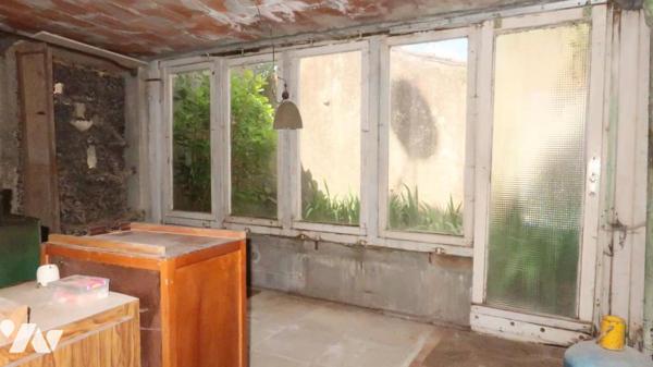 POUZAUGES CENTRE VILLE, GRANDE MAISON D'HABITATION DE 114 m² SUR SOUS-SOL COMPLET.