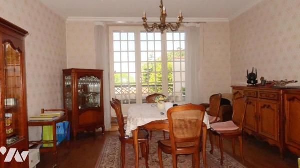 POUZAUGES CENTRE VILLE, GRANDE MAISON D'HABITATION DE 114 m² SUR SOUS-SOL COMPLET.