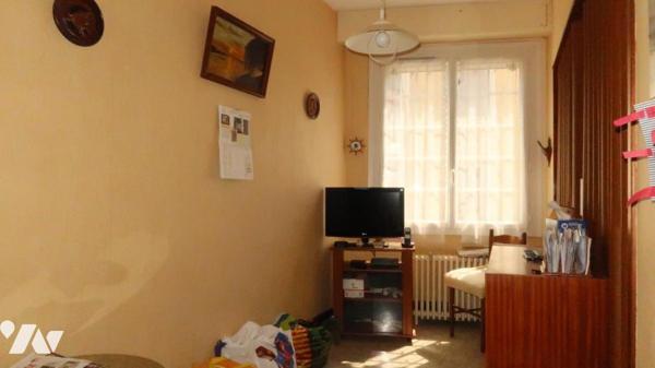 POUZAUGES CENTRE VILLE, GRANDE MAISON D'HABITATION DE 114 m² SUR SOUS-SOL COMPLET.