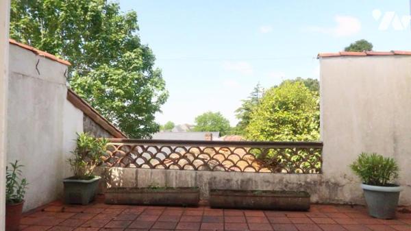 POUZAUGES CENTRE VILLE, GRANDE MAISON D'HABITATION DE 114 m² SUR SOUS-SOL COMPLET.