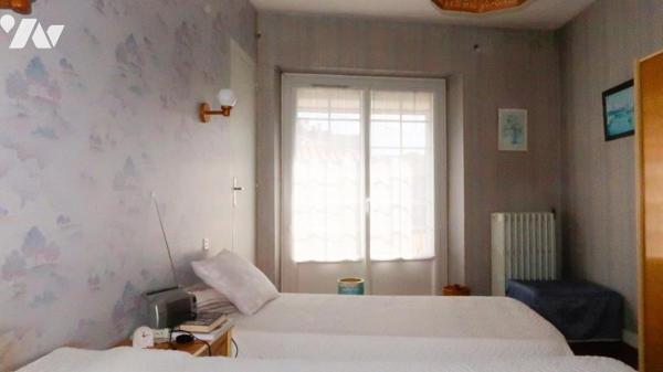 POUZAUGES CENTRE VILLE, GRANDE MAISON D'HABITATION DE 114 m² SUR SOUS-SOL COMPLET.