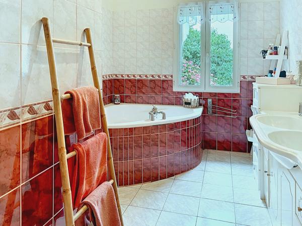 Ancien corps de ferme rénové – 5 Chambres – charme et potentiel à Mesnils-sur-Iton