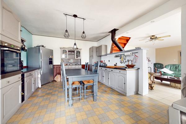 Ancien corps de ferme rénové – 5 Chambres – charme et potentiel à Mesnils-sur-Iton