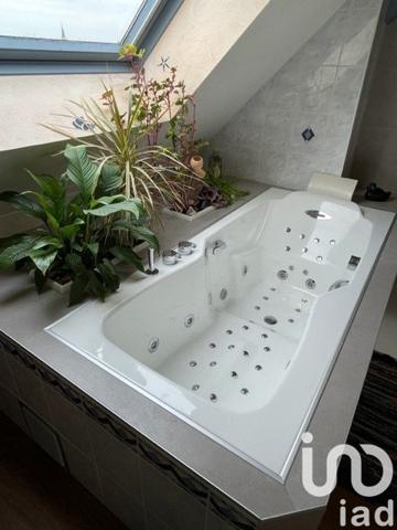 Maison traditionnelle 7 pièces de 200 m² à Chaingy (45380)