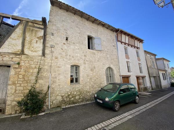 Tournon-d'Agenais (47370) Tournon d'Agenais Maison en pierre au village avec 3 chambres et une cour jardin attenante