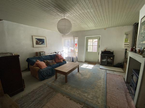 Tournon-d'Agenais (47370) Tournon d'Agenais Maison en pierre au village avec 3 chambres et une cour jardin attenante