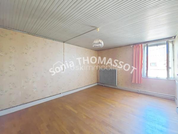 À découvrir, ensemble immobilier composé de deux maisons de ville entièrement à rénover, avec une petite courette commune.

De beaux volumes à exploiter et de nombreuses possibilités d’aménagement pour un projet d’investissement, de location ou une rénovation complète selon vos envies.

Travaux à prévoir dans son intégralité, mais beau potentiel après rénovation.

Idéal pour investisseurs, marchands de biens ou amateurs de rénovation.

Pour plus d’informations ou organiser une visite, contactez-moi.