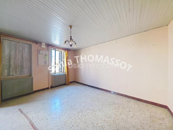 À découvrir, ensemble immobilier composé de deux maisons de ville entièrement à rénover, avec une petite courette commune.

De beaux volumes à exploiter et de nombreuses possibilités d’aménagement pour un projet d’investissement, de location ou une rénovation complète selon vos envies.

Travaux à prévoir dans son intégralité, mais beau potentiel après rénovation.

Idéal pour investisseurs, marchands de biens ou amateurs de rénovation.

Pour plus d’informations ou organiser une visite, contactez-moi.