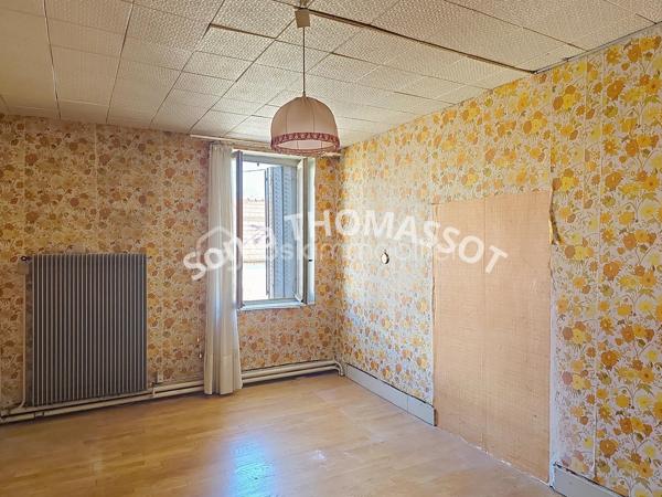 À découvrir, ensemble immobilier composé de deux maisons de ville entièrement à rénover, avec une petite courette commune.

De beaux volumes à exploiter et de nombreuses possibilités d’aménagement pour un projet d’investissement, de location ou une rénovation complète selon vos envies.

Travaux à prévoir dans son intégralité, mais beau potentiel après rénovation.

Idéal pour investisseurs, marchands de biens ou amateurs de rénovation.

Pour plus d’informations ou organiser une visite, contactez-moi.