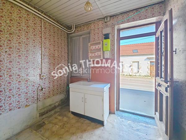 À découvrir, ensemble immobilier composé de deux maisons de ville entièrement à rénover, avec une petite courette commune.

De beaux volumes à exploiter et de nombreuses possibilités d’aménagement pour un projet d’investissement, de location ou une rénovation complète selon vos envies.

Travaux à prévoir dans son intégralité, mais beau potentiel après rénovation.

Idéal pour investisseurs, marchands de biens ou amateurs de rénovation.

Pour plus d’informations ou organiser une visite, contactez-moi.