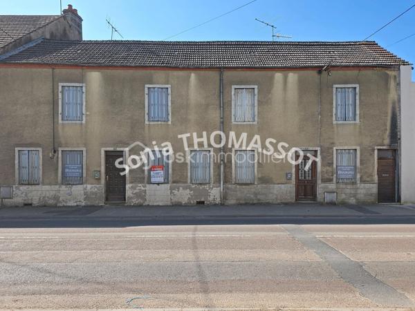 À découvrir, ensemble immobilier composé de deux maisons de ville entièrement à rénover, avec une petite courette commune.

De beaux volumes à exploiter et de nombreuses possibilités d’aménagement pour un projet d’investissement, de location ou une rénovation complète selon vos envies.

Travaux à prévoir dans son intégralité, mais beau potentiel après rénovation.

Idéal pour investisseurs, marchands de biens ou amateurs de rénovation.

Pour plus d’informations ou organiser une visite, contactez-moi.