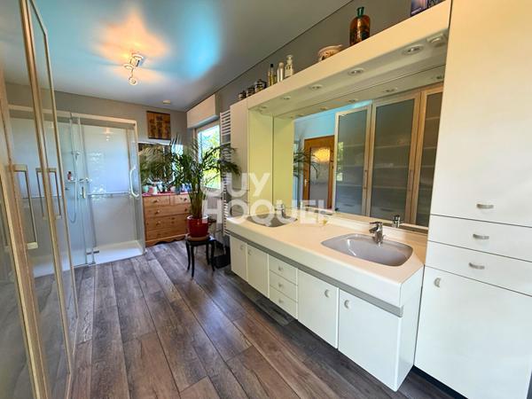 Vue dégagée pour cette belle maison avec piscine à Thise