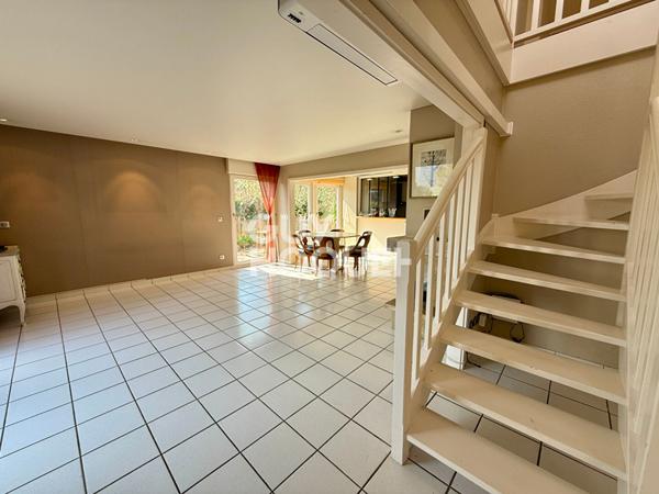 Vue dégagée pour cette belle maison avec piscine à Thise