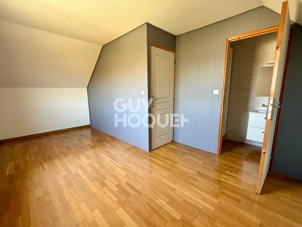 Vue dégagée pour cette belle maison avec piscine à Thise