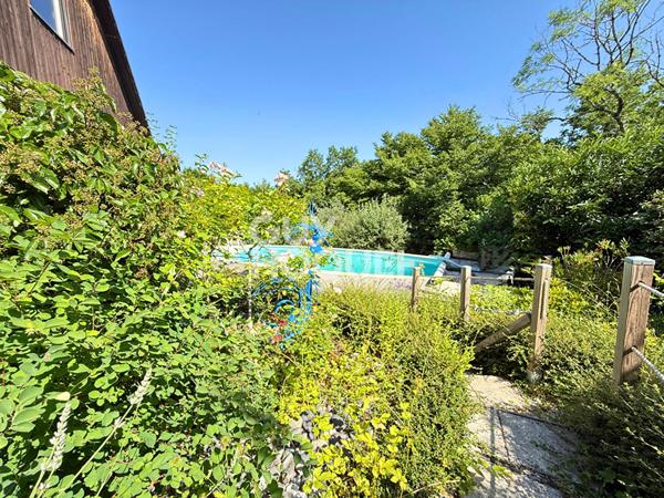 Vue dégagée pour cette belle maison avec piscine à Thise