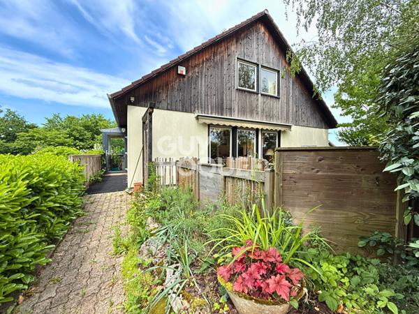 Vue dégagée pour cette belle maison avec piscine à Thise