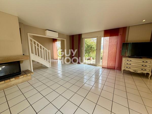 Vue dégagée pour cette belle maison avec piscine à Thise