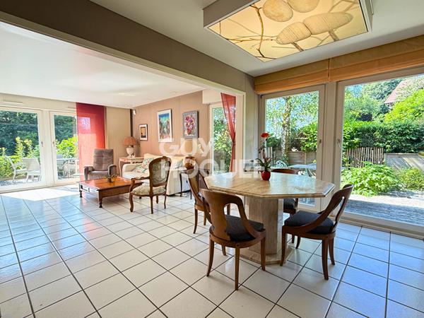 Vue dégagée pour cette belle maison avec piscine à Thise