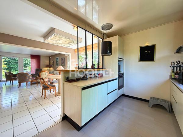 Vue dégagée pour cette belle maison avec piscine à Thise